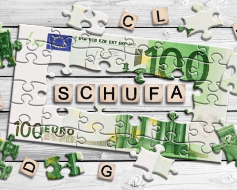 Schufa-Eintrag symbolisiert durch 100-Euro-Schein