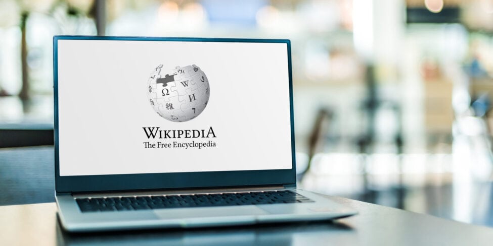 Wikipedia auf Laptop, wer sind Wikipedia-Gründer