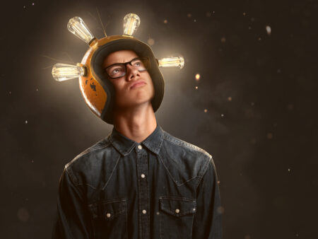 Schlauer Teenager mit Glühbirnen-Helm