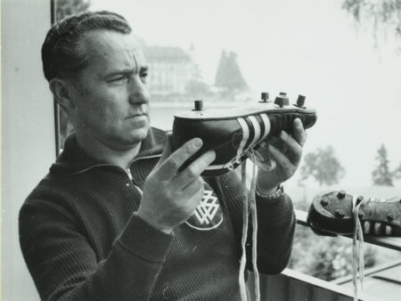Der Adidas-Gründer Adolf Dassler mit einem Modell.