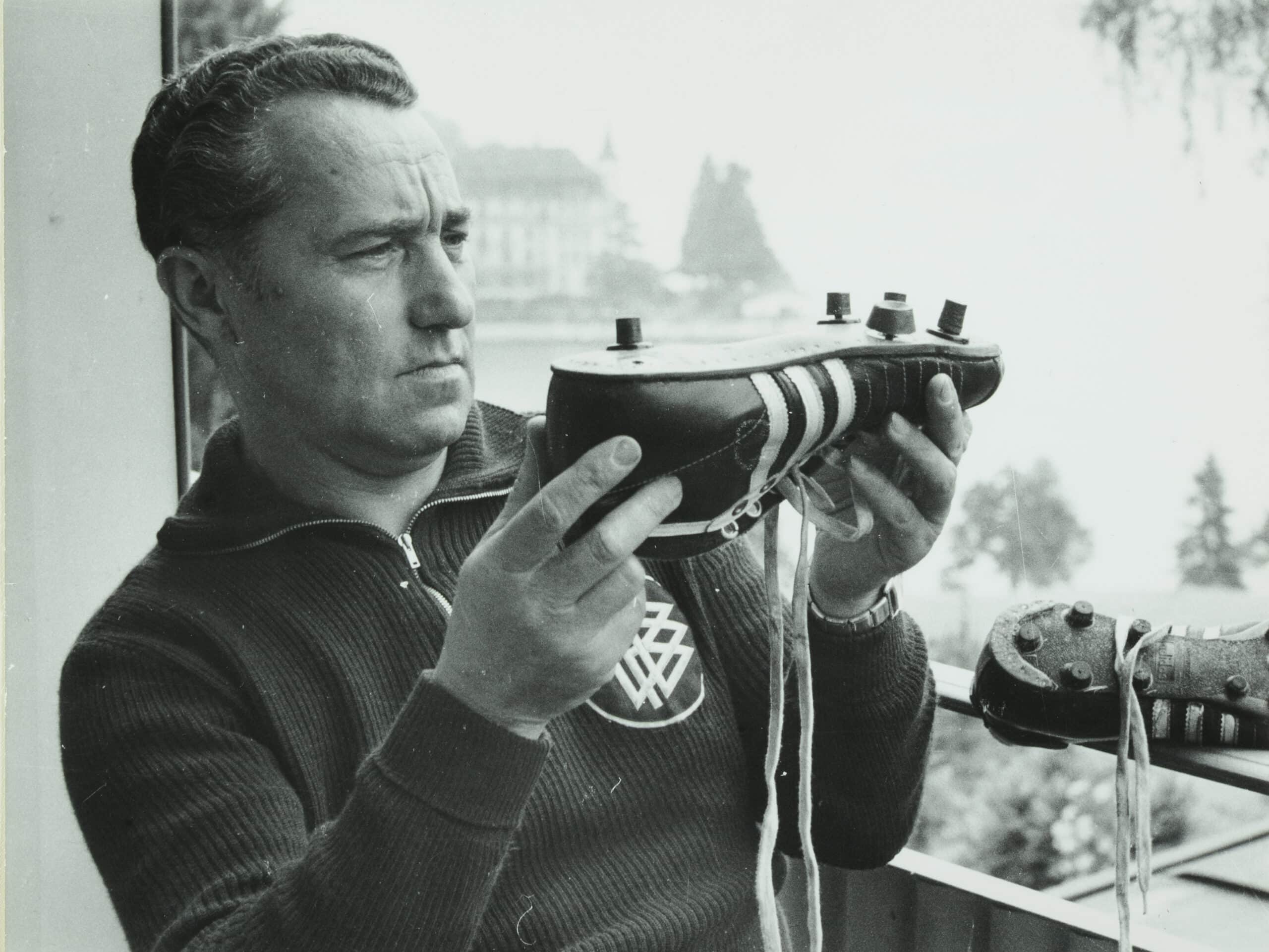 Der Adidas-Gründer Adolf Dassler mit einem Modell.