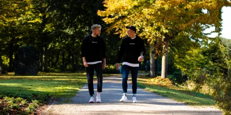 Die beiden Gründer von DOPAZI präsentieren ihre Socken beim Spaziergang.